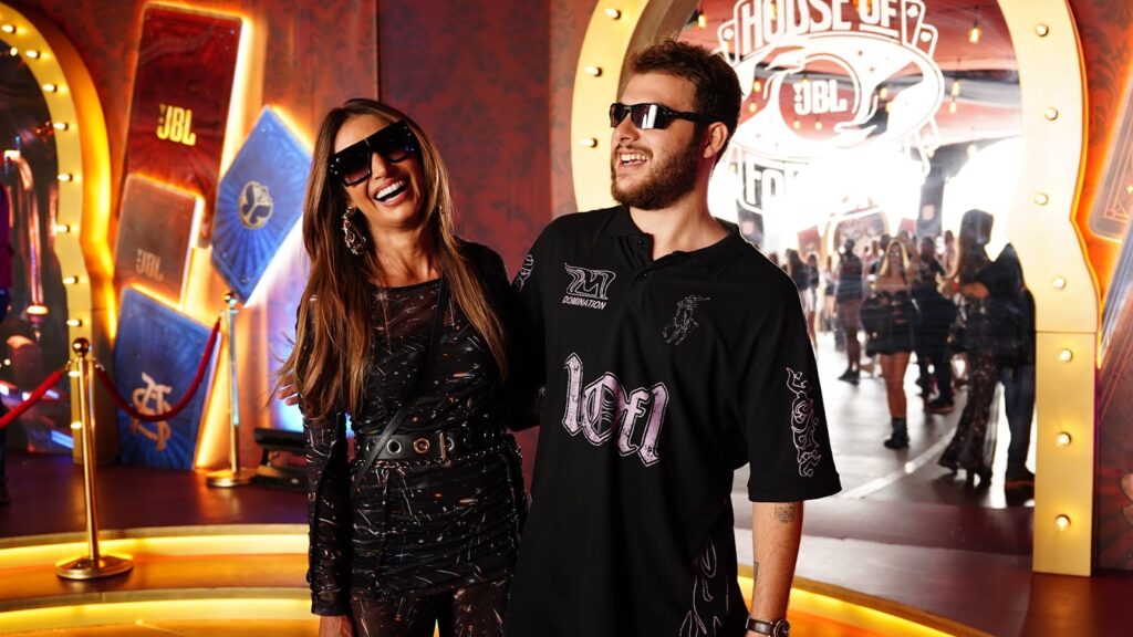 Felipe Poeta, ao lado de sua mãe, Patrícia Poeta, no palco House of Fortune by JBL (Foto: Veve Milk)