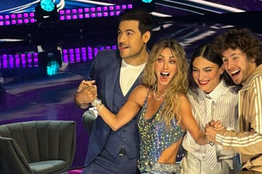 Anahi brilha novamente como jurada do Masked Singer México